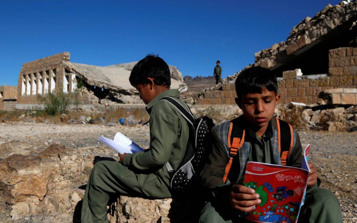 نظام التعليم ينهار في اليمن: مناهج طائفية ومعلّمون بلا رواتب