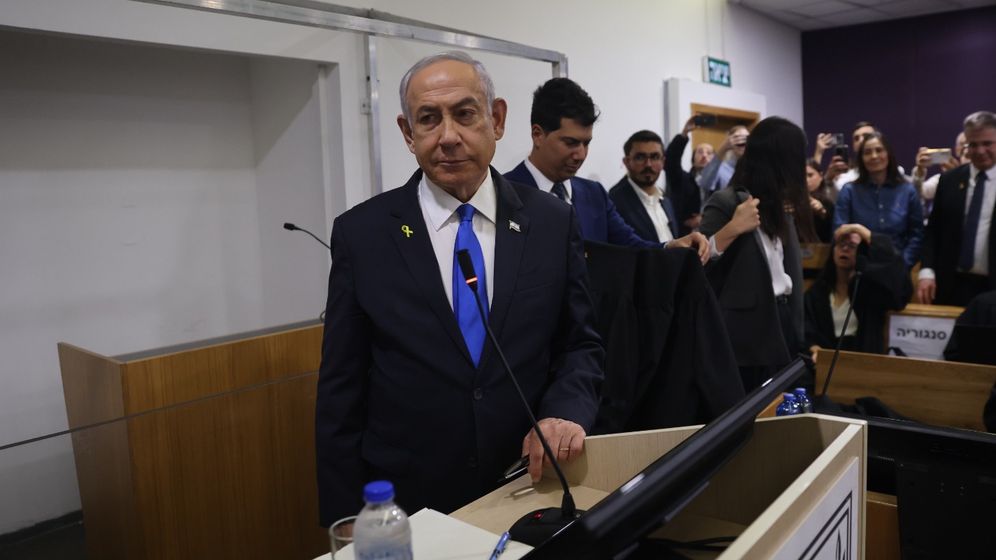 من غزة إلى لبنان: هل يصنع نتنياهو حرباً ليؤجل سقوطه؟