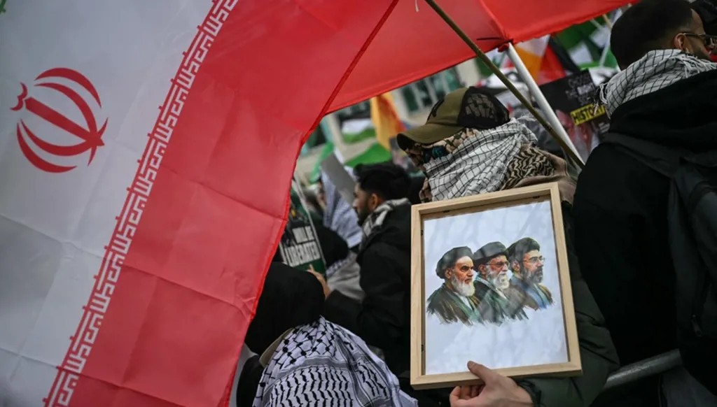 حجر ترامب وأسطوانة كورش